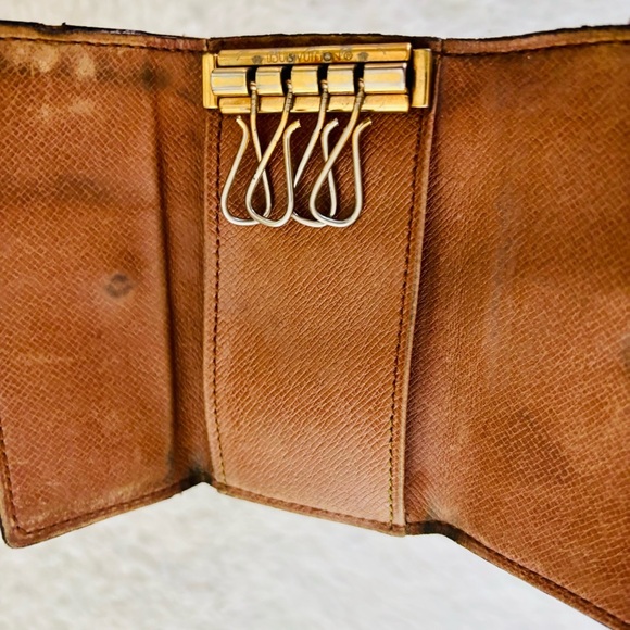 Louis Vuitton Monogram Leather Vintage 4 Hooks Key Holder - Picture 6 of 16